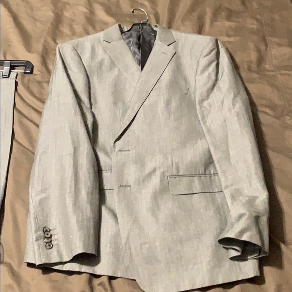Men’s Elie Tahari Suit